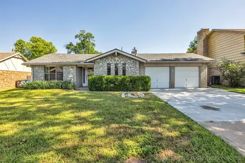 9429 E 36th St, Tulsa, OK 74145 photo 2