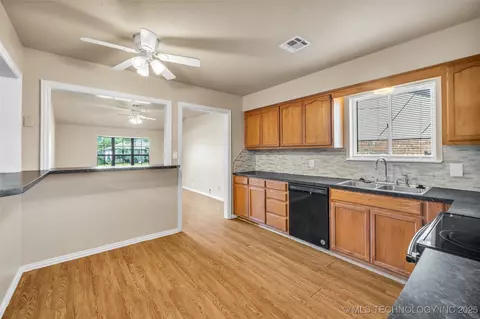 9429 E 36th St, Tulsa, OK 74145 photo 10