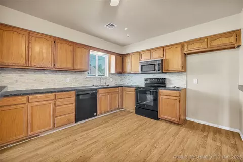 9429 E 36th St, Tulsa, OK 74145 photo 9