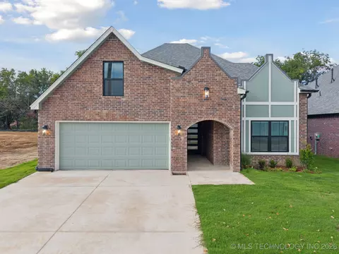 213 W Broadway St, Owasso, OK 74055