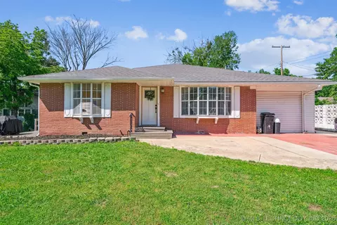 303 SE 3rd St, Pryor, OK 74361