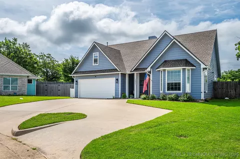 2827 Abbey, Ada, OK 74820 photo 2