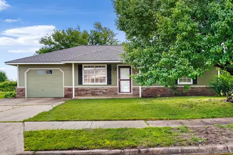 223 E Manor Cir, Pryor, OK 74361