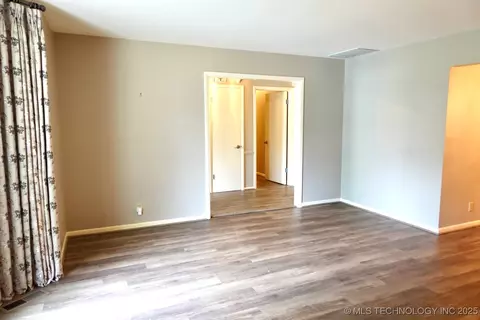 7110 E 69th St, Tulsa, OK 74133 photo 2