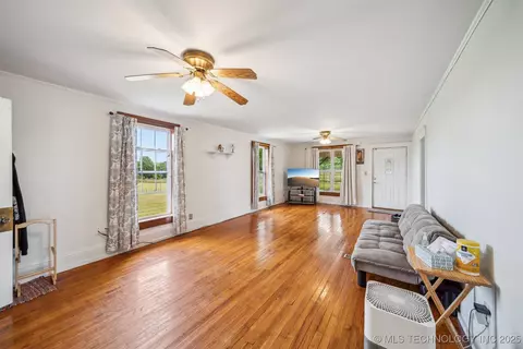 Living - 11029 N 367th Rd, Okemah, OK 74859 photo 4 of 4