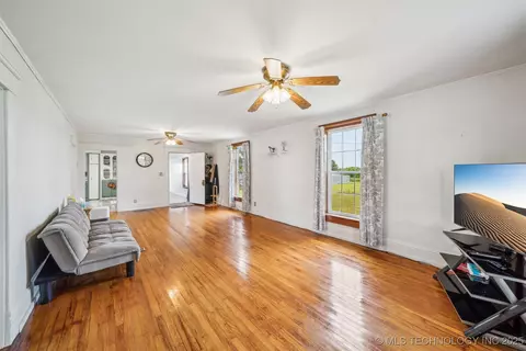 Living - 11029 N 367th Rd, Okemah, OK 74859 photo 3 of 4