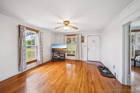 Living - 11029 N 367th Rd, Okemah, OK 74859 photo 2 of 4