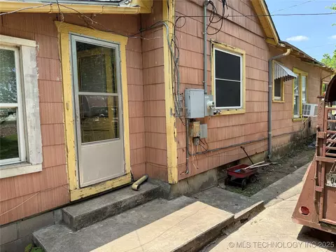 201 E Main St, Henryetta, OK 74437