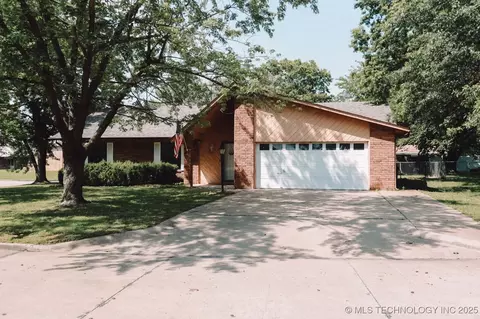 101 Honeysuckle Ln, Pryor, OK 74361