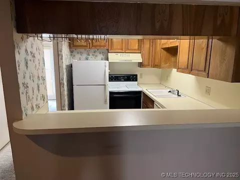 2219 E 55th Court S 2219, Tulsa, OK 74105 photo 11