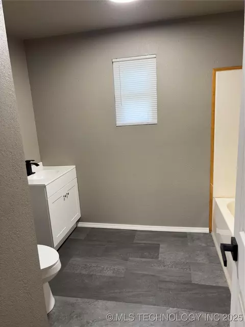 910 E Maple St, Cushing, OK 74023 photo 6