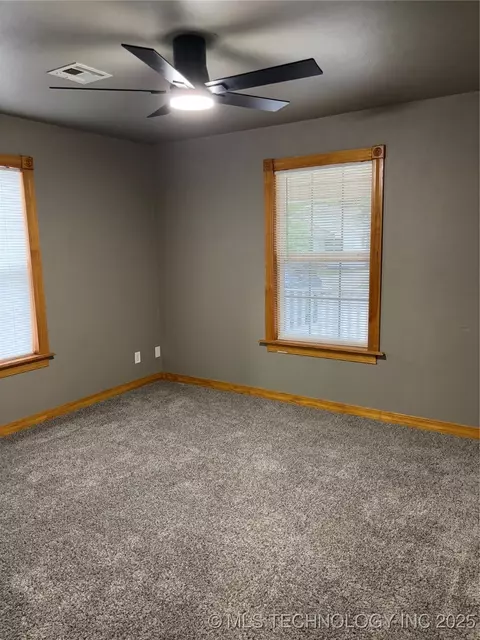 910 E Maple St, Cushing, OK 74023 photo 8