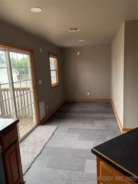 910 E Maple St, Cushing, OK 74023 photo 3