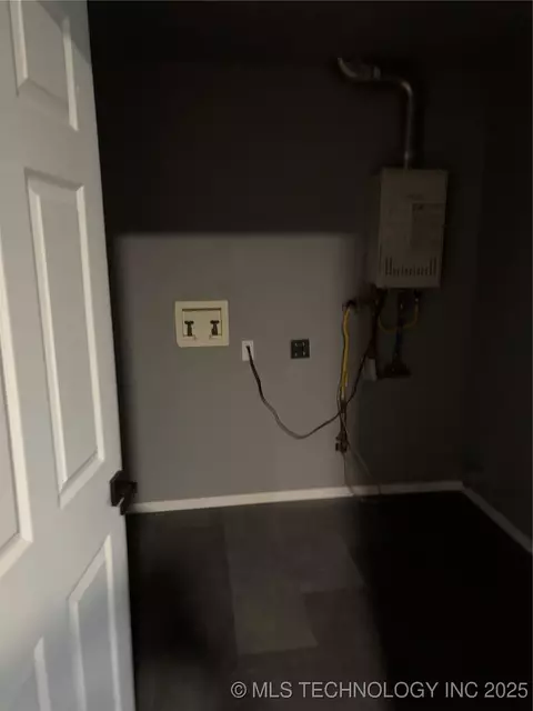 910 E Maple St, Cushing, OK 74023 photo 9