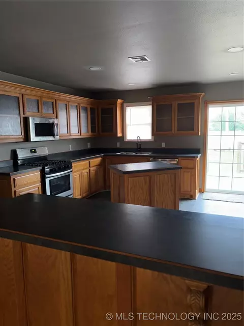 910 E Maple St, Cushing, OK 74023 photo 5