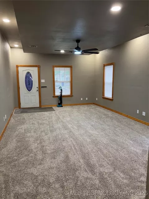 910 E Maple St, Cushing, OK 74023 photo 4