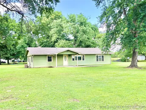 106 Elk Rd, Whitefield, OK 74472