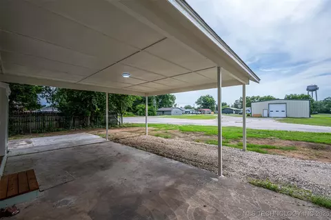 211 N 3rd St, Davis, OK 73030 photo 5
