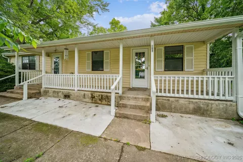 825 SE 22nd, Pryor, OK 74361