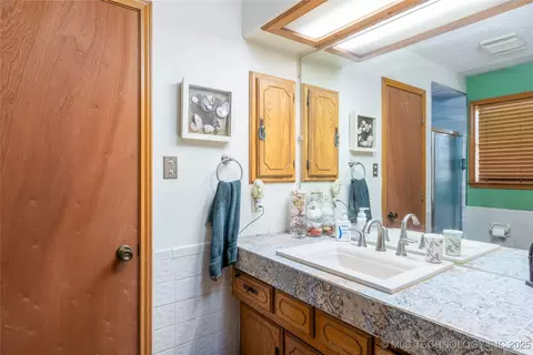 Bath - 653 Max St, Mead, OK 73449 photo 7 of 9