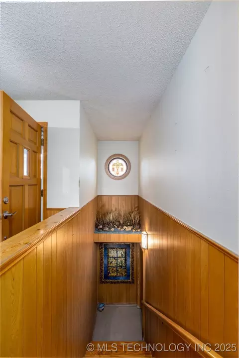 Entry Way - 653 Max St, Mead, OK 73449 photo 6 of 8