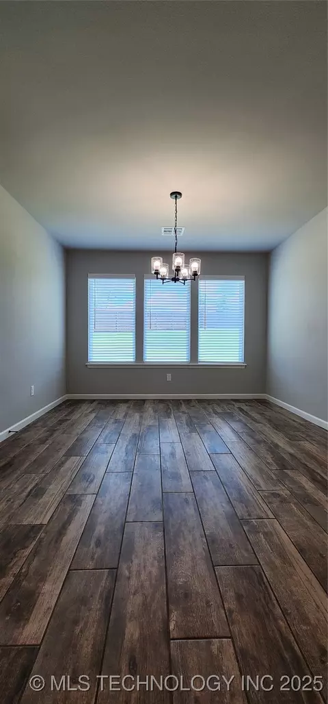 Dining - 911 E Fulton Ct, Broken Arrow, OK 74012 photo 1 of 2