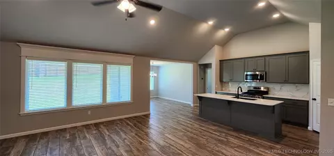 Living - 911 E Fulton Ct, Broken Arrow, OK 74012 photo 4 of 4