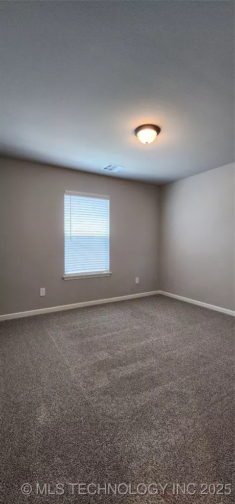 Bedroom - 911 E Fulton Ct, Broken Arrow, OK 74012 photo 4 of 5