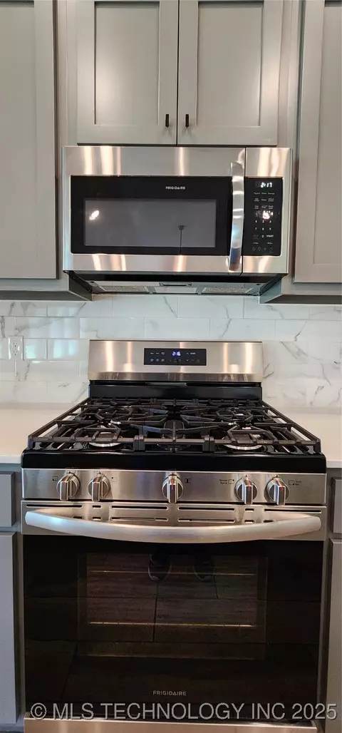 Kitchen - 911 E Fulton Ct, Broken Arrow, OK 74012 photo 6 of 6