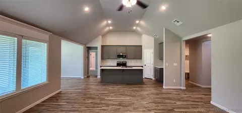 Entry Way - 911 E Fulton Ct, Broken Arrow, OK 74012 photo 4 of 4