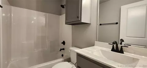 Bath - 911 E Fulton Ct, Broken Arrow, OK 74012 photo 4 of 5