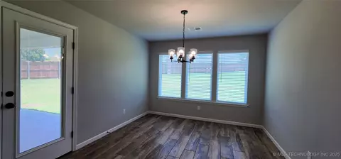 Dining - 911 E Fulton Ct, Broken Arrow, OK 74012 photo 2 of 2