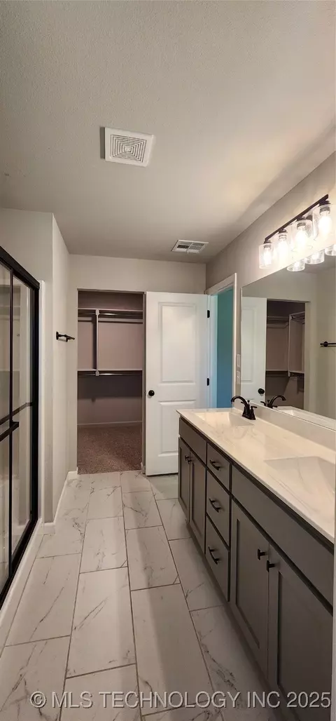 Bath - 911 E Fulton Ct, Broken Arrow, OK 74012 photo 2 of 5