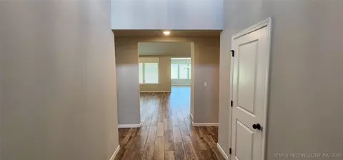 Entry Way - 911 E Fulton Ct, Broken Arrow, OK 74012 photo 2 of 4