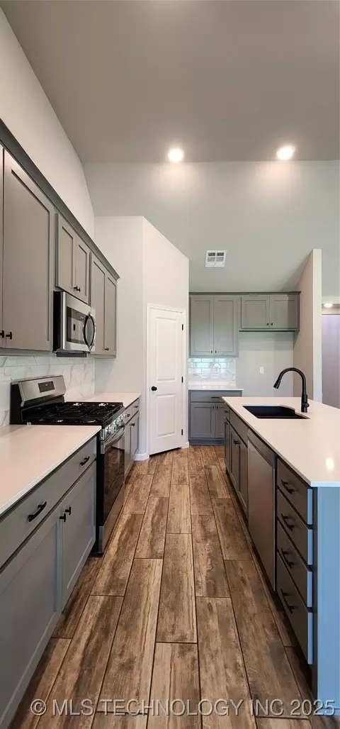Kitchen - 911 E Fulton Ct, Broken Arrow, OK 74012 photo 5 of 6