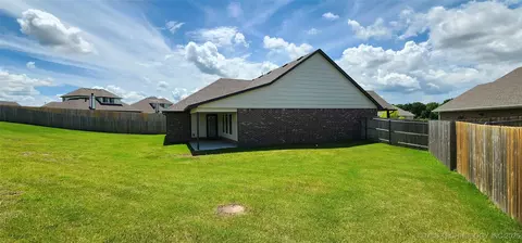 Exterior - 911 E Fulton Ct, Broken Arrow, OK 74012 photo 2 of 4