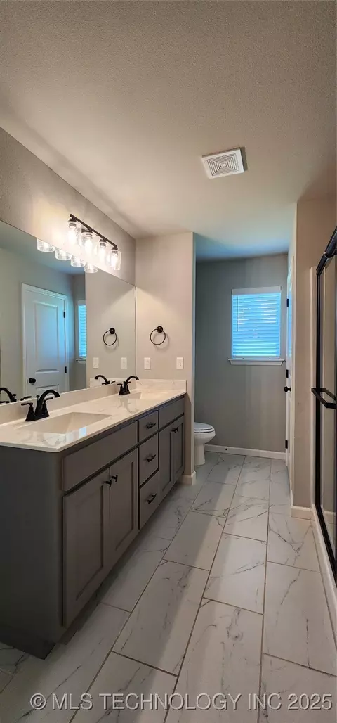 Bath - 911 E Fulton Ct, Broken Arrow, OK 74012 photo 1 of 5