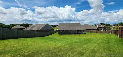 Exterior - 911 E Fulton Ct, Broken Arrow, OK 74012 photo 4 of 4
