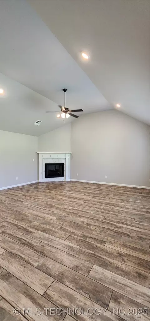 Living - 911 E Fulton Ct, Broken Arrow, OK 74012 photo 3 of 4