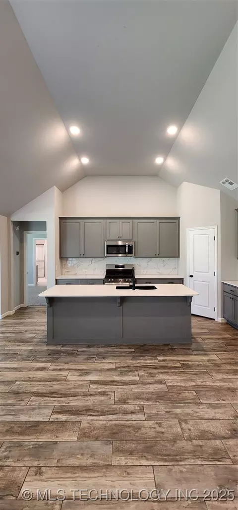 Kitchen - 911 E Fulton Ct, Broken Arrow, OK 74012 photo 1 of 6