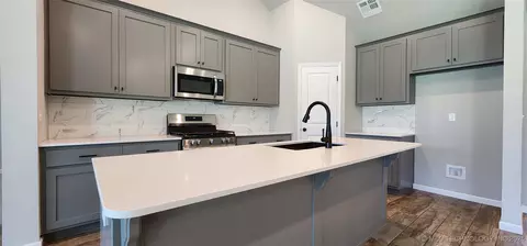 Kitchen - 911 E Fulton Ct, Broken Arrow, OK 74012 photo 3 of 6
