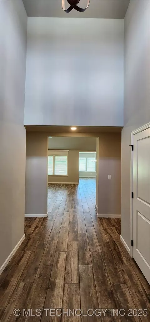 Entry Way - 911 E Fulton Ct, Broken Arrow, OK 74012 photo 1 of 4