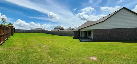 Exterior - 911 E Fulton Ct, Broken Arrow, OK 74012 photo 3 of 4