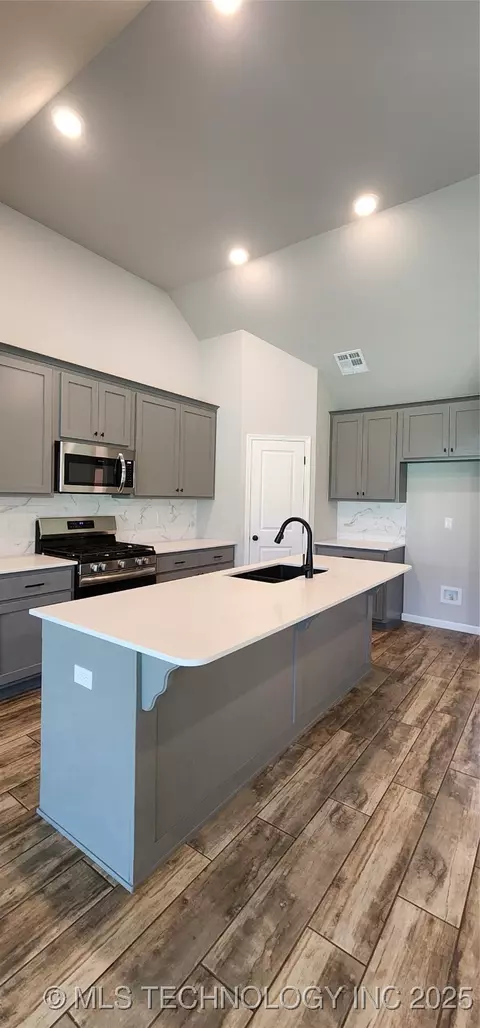 Kitchen - 911 E Fulton Ct, Broken Arrow, OK 74012 photo 4 of 6