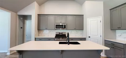 Entry Way - 911 E Fulton Ct, Broken Arrow, OK 74012 photo 3 of 4