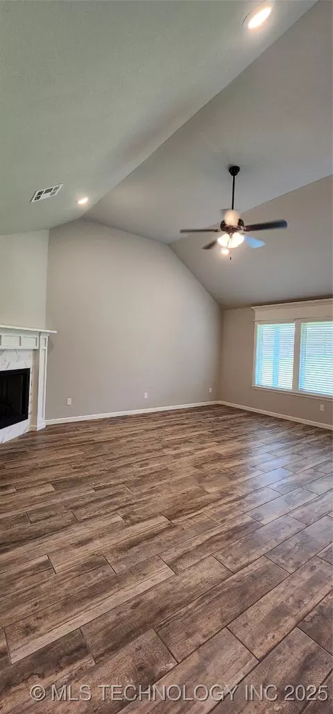 Living - 911 E Fulton Ct, Broken Arrow, OK 74012 photo 2 of 4