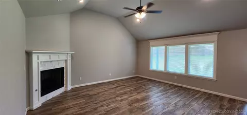 Living - 911 E Fulton Ct, Broken Arrow, OK 74012 photo 1 of 4