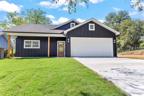 222 W 12th Ave, Bristow, OK 74010