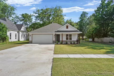 308 SE 2nd St, Pryor, OK 74361