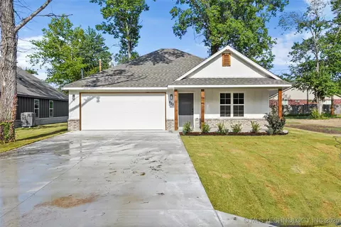 825 S Wood St, Pryor, OK 74361